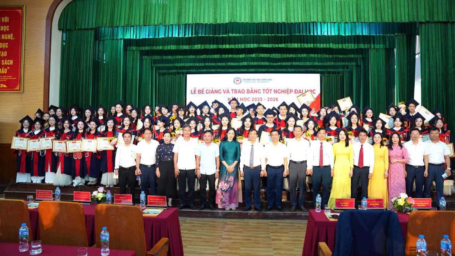 TRƯỜNG ĐẠI HỌC HỒNG ĐỨC TỔ CHỨC LỄ BẾ GIẢNG VÀ TRAO BẰNG TỐT NGHIỆP ĐẠI HỌC NĂM 2025–2026